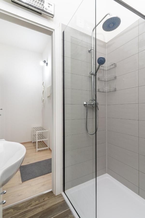 Stunning Apartment In Quiet Street Near Center With Free Parking 4 Floor غييكا المظهر الخارجي الصورة