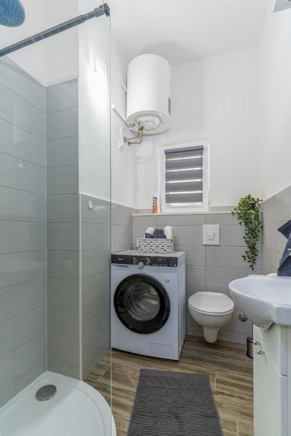 Stunning Apartment In Quiet Street Near Center With Free Parking 4 Floor غييكا المظهر الخارجي الصورة